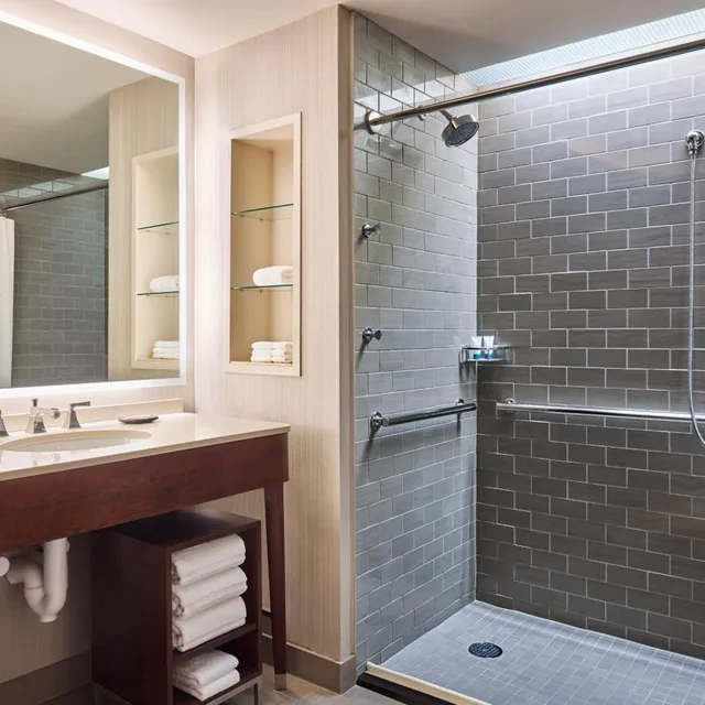 غرفة بسريرين مزدوجين لذوي الإعاقة، Westin Chicago River North 3/4