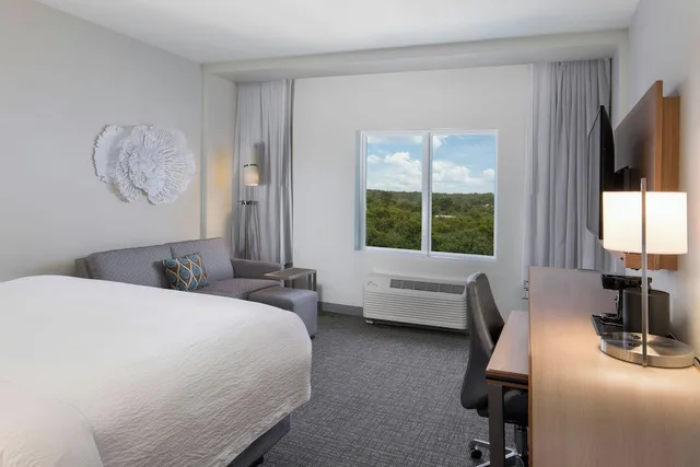 غرفة بسرير كينج بإطلالة على البحر مع أريكة، Courtyard by Marriott Amelia Island 1/5