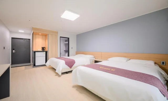غرفة قياسية بسريرين منفصلين بإطلالة على الجبل، Seogwipo Worldcup Resort 2/6