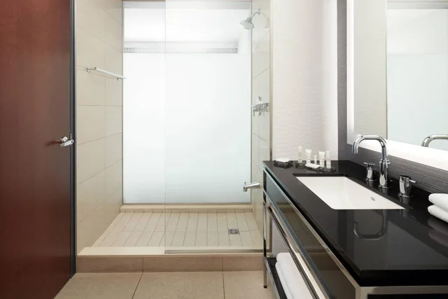 Guest Room, King Bed, Concierge Level، Montreal Airport Marriott In-Terminal Hotel 4/6