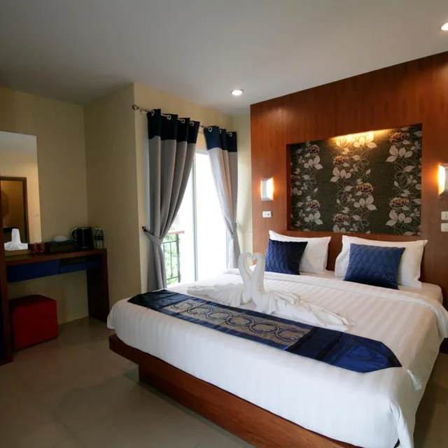 غرفة ديلوكس بسرير مزدوج بشرفة، Calypso Patong Hotel 5/10