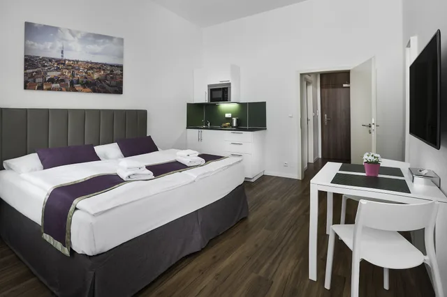Suite, 1 Double and 1 Single Bed, Elizabeth Suites 3/10