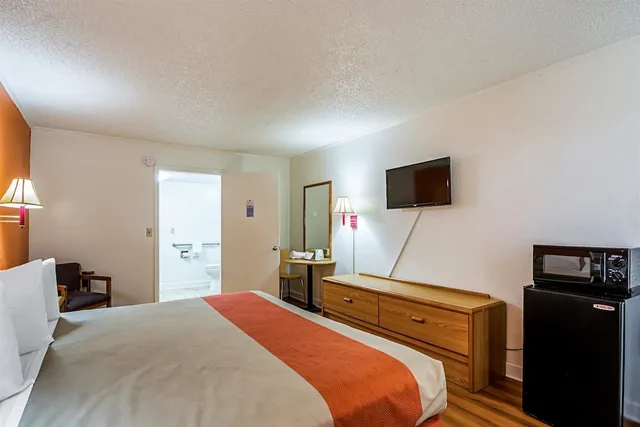 غرفة قياسية بسرير كينج للمدخنين، Motel6 Perry, GA 2/10