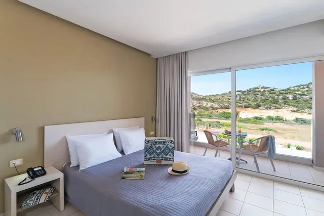 غرفة سوبيريور ثلاثية بثلاثة أسرّة بإطلالة على الحديقة، Cathrin Hotel By Anayia All Inclusive Resorts 2/2