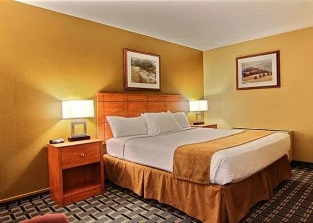غرفة قياسية بسرير كينج، Quality Inn Thief River Falls, MN 2/2