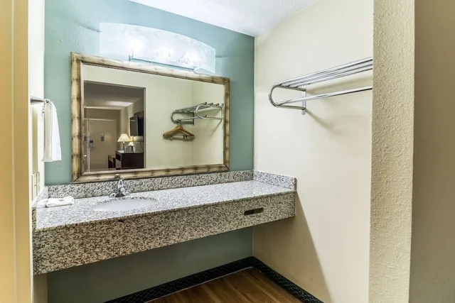 غرفة قياسية بسريرين كوين، Motel6 Kenly, NC 5/5