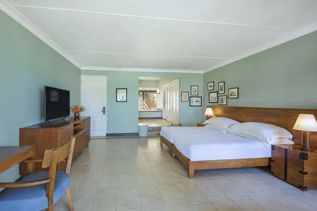 غرفة بسريرين منفصلين بإطلالة على البحر، Outrigger Mauritius Beach Resort 1/10