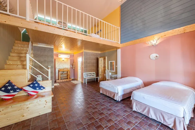 جناح عائلي، Belmont Village 1/1