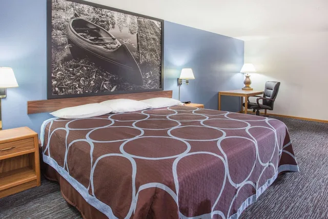 جناح بسرير كينج بجاكوزي، Super 8 by Wyndham Monmouth IL 1/2