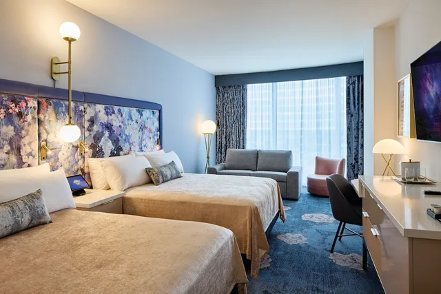 غرفة ديلوكس بسريرين كوين بإطلالة على المتنزه مع أريكة، Universal's Helios Grand Hotel, a Loews Hotel 1/3