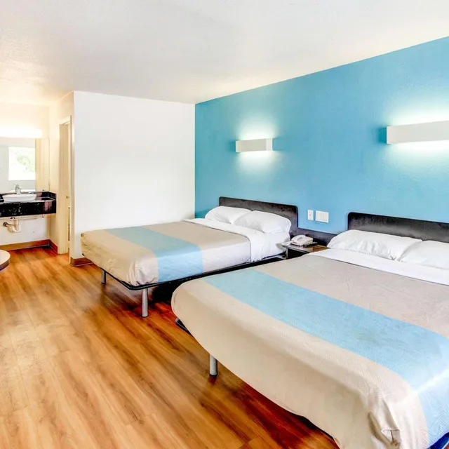 غرفة بسرير كينج وسريرين كوين، Motel6 Waco, TX - Lacy Lakeview 1/6