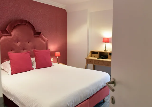 Classic, Double Bed, The Golden Tree Hotel 3/5