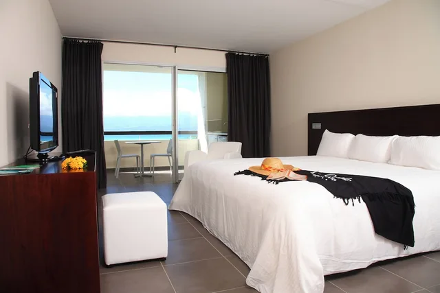 غرفة بسرير كوين بإطلالة على البحر، Mahogany Hotel Residence & Spa 1/2