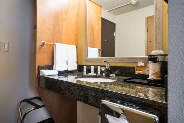 غرفة بسريرين كوين لذوي الإعاقة، Quality Inn & Suites Silverdale Bangor-Keyport 9/9