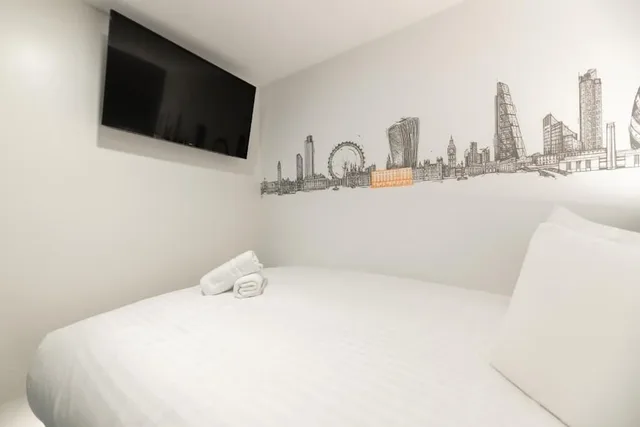Standard, Double Bed, No Window، easyHotel London Victoria 7/10