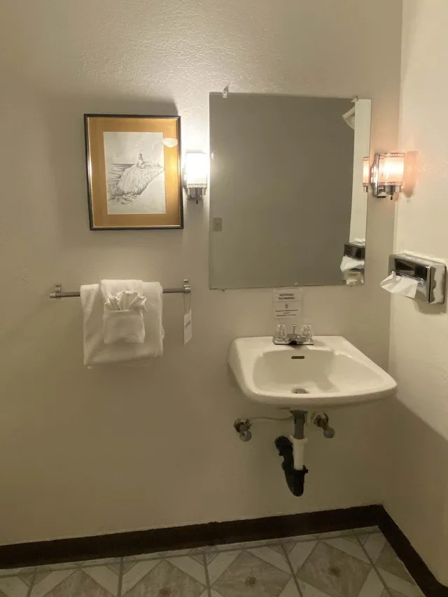 Standard, Single, Queen Bed, Lighthouse Inn 7/7