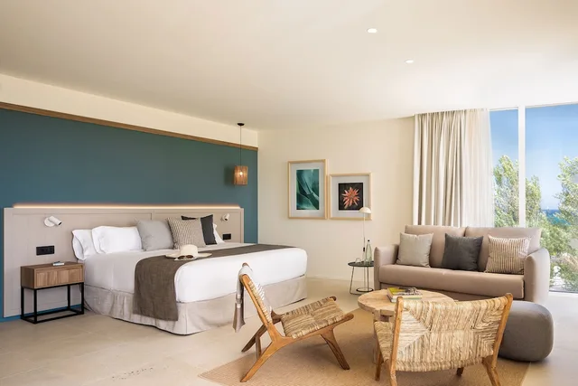 غرفة جونيور ثلاثية بسرير كوين مع أريكة، Atzavara Hotel & Spa 2/4