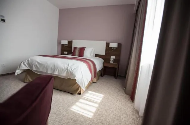 غرفة بسرير مزدوج لذوي الإعاقة، Ramada Plaza by Wyndham Craiova 4/7
