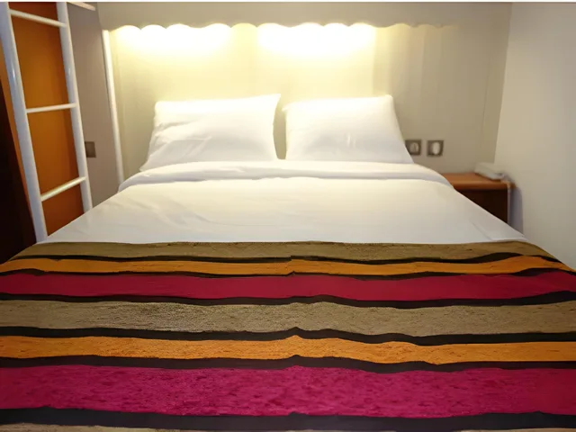 غرفة ثلاثية بسرير كوين وسرير فردي، Brit Hotel Chambery 2/2