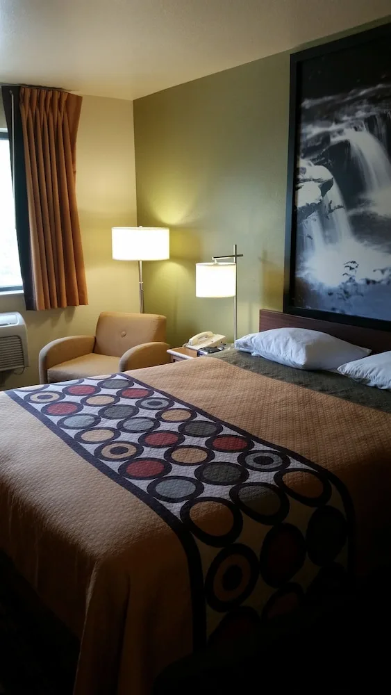 غرفة بسرير كوين لذوي الإعاقة، Super 8 by Wyndham Wheeling/Saint Clairsville OH Area 2/3