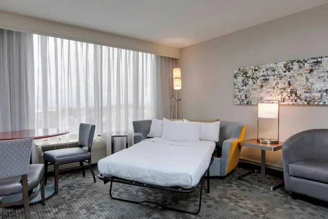 غرفة بسرير كينج مع أريكة، COURTYARD BY MARRIOTT LOGAN AIRPORT 4/10