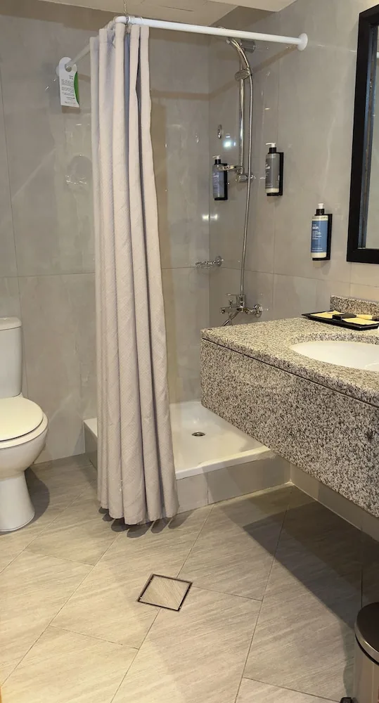 غرفة قياسية بسرير كوين للمدخنين، Villaggio Hotel and Resort Abu Dhabi 3/3