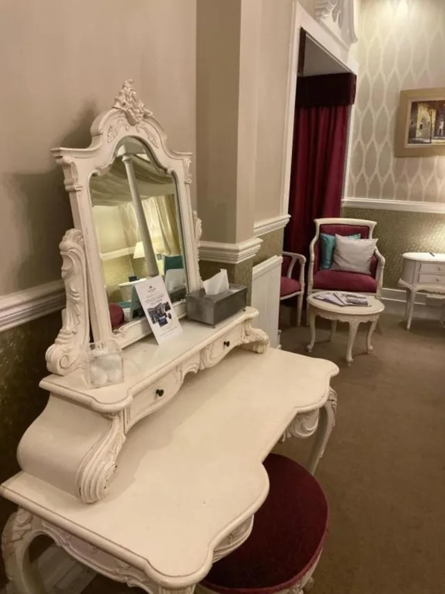 جناح جونيور، Langtry Manor Hotel 1/2