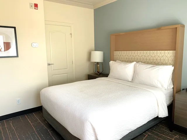 جناح بسرير فردي بغرفة نوم واحدة مع أريكة، Elk Lake Inn Suites Victoria 1/5