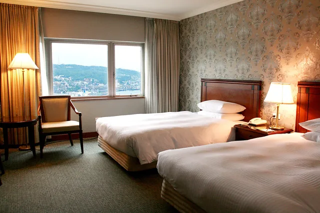Harbor, Twin Beds، Evergreen Laurel 1/3