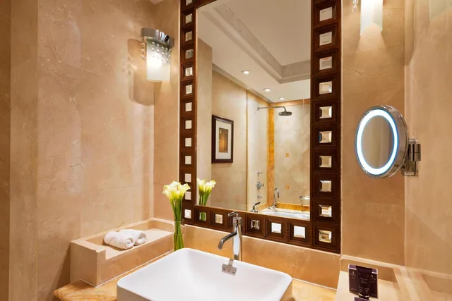 غرفة ديلوكس بسرير كينج بإطلالة على الجبل بشرفة في طابق مرتفع، Al Bustan Palace A Ritz-Carlton Hotel 2/3