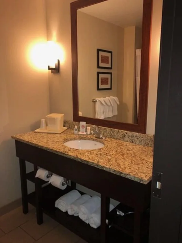 جناح بسرير كينج مع أريكة بجاكوزي، Comfort Inn & Suites Sayre, PA 7/8