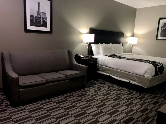 غرفة ديلوكس بسرير كينج مع أريكة، Catoosa Inn and Suites 3/4