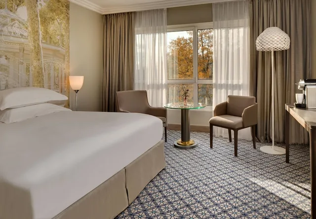 غرفة ديلوكس بسرير مزدوج بإطلالة على المتنزه بشرفة، Vichy Celestins Spa Hotel 1/9