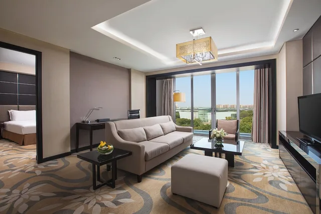 جناح بسرير فردي بغرفة نوم واحدة بمنطقة جلوس مع دخول صالة النادي لذوي الإعاقة، Crowne Plaza Shanghai Xiayang Lake 6/8