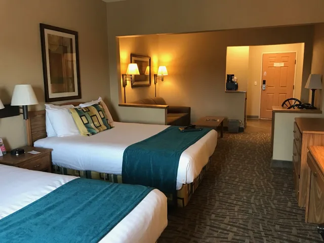 جناح بسريرين كوين مع أريكة، Expressway Suites Bismarck 6/10