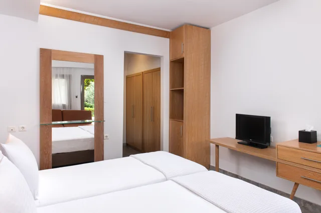 غرفة بسرير مزدوج بإطلالة على الحديقة، Alexandros Palace Hotel and Suites 2/10