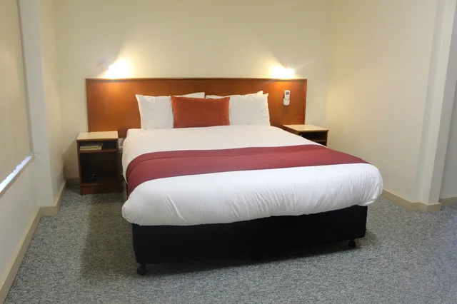 غرفة ديلوكس بسرير كوين، PIONEER WAY MOTEL 1/5