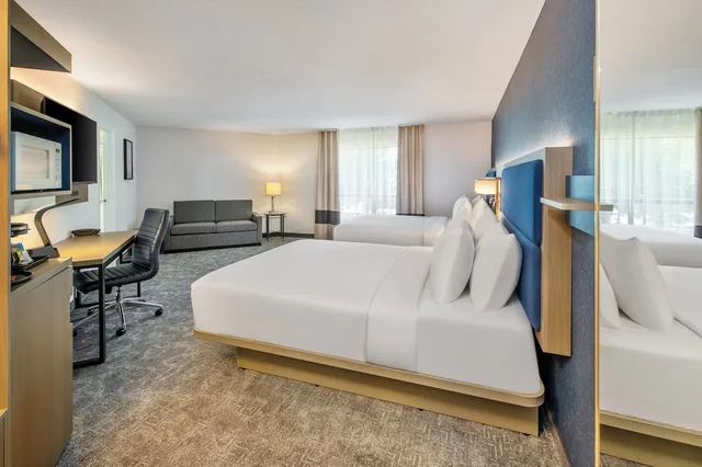 Upgrade, 2 Queen Beds، Comfort Inn North Bay, ON 2/6