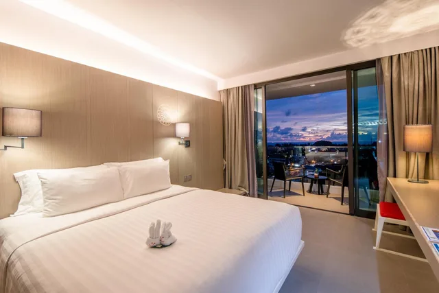 غرفة ديلوكس بسرير كينج بإطلالة على البحر، The Yama Hotel Phuket 3/9