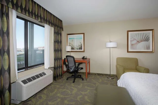 غرفة بسرير مزدوج بإطلالة على النهر، HAMPTON INN AND SUITES ASTORIA 3/3