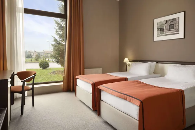 غرفة بسريرين منفصلين، Ramada by Wyndham Lviv 1/3