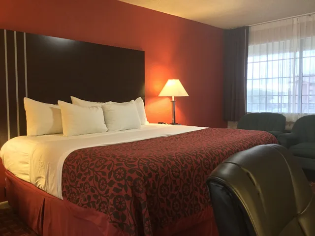 غرفة بسرير كينج لذوي الإعاقة، Howdy Hotel 1/4