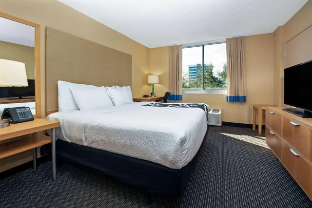 Room, Queen Bed, Accessible, La Quinta Inn Suites By Wyndham West Palm Beach Airport 1/2