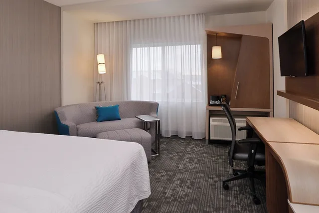 غرفة بسرير كينج لذوي الإعاقة، Courtyard By Marriott Toledo North 1/3