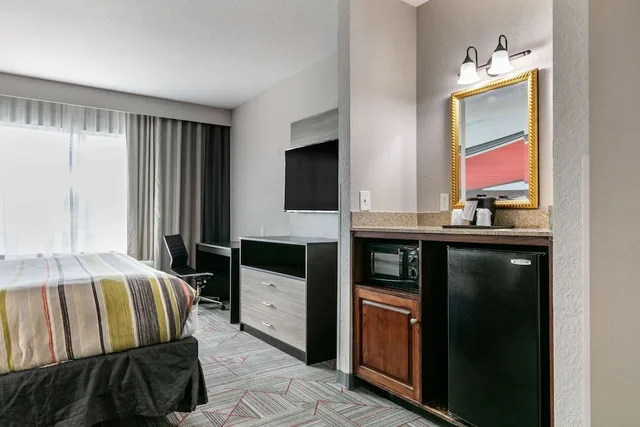 غرفة بسرير كينج لذوي الإعاقة، Clarion Pointe Columbus-Bradley Park 3/4