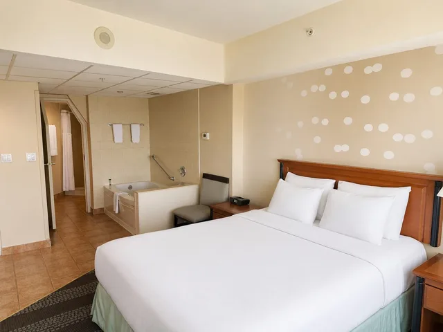 غرفة قياسية بسرير كوين بإطلالة على النهر بحوض جاكوزي، Niagara Fallsview Hotel & Suites 1/2