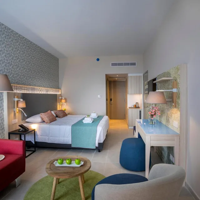 غرفة عائلية بإطلالة على البحر مع أريكة، Leonardo Laura Beach and Splash Resort 3/7