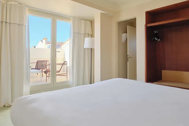Family Suite, Twin Beds, Queen Bed, Village View, Sofa، Hotel Le Provencal 1/6