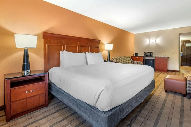 جناح بسرير كينج مع أريكة لذوي الإعاقة، Best Western Plus Flagler Beach Area Inn & Suites 1/4
