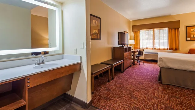 غرفة بسرير كينج مع أريكة، Best Western Plus Inn Of Williams 4/4